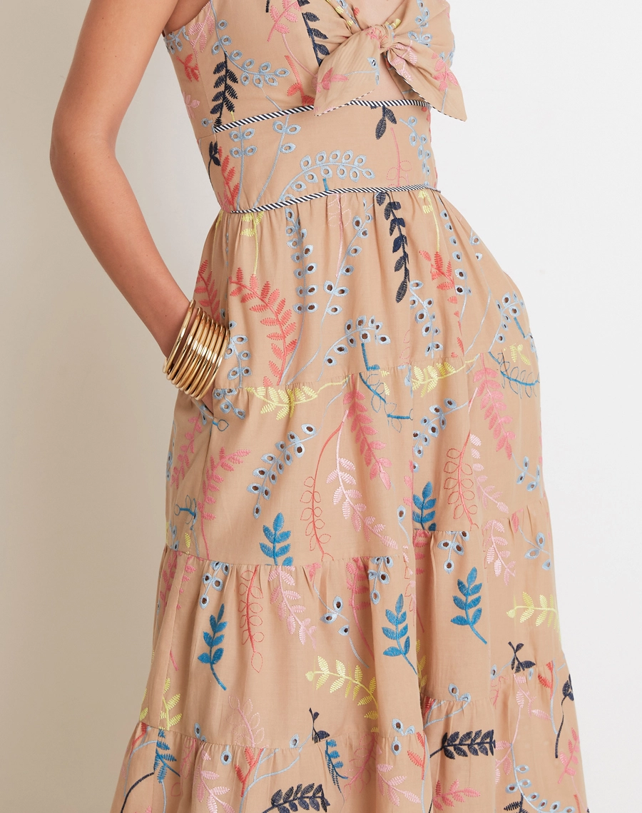 O Vestido Longo Marcy é confeccionado em laise bordada, um tecido leve, conhecido pelo seu visual delicado e elegante. 