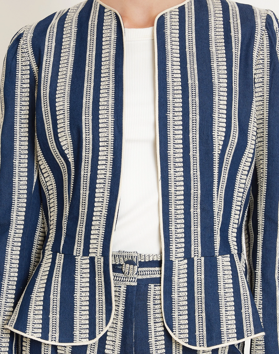 O Casaqueto Basque Maira é confeccionado em Jeans, tecido de estrutura firme, toque confortável e excelente durabilidade, ideal para composições que unem estilo e personalidade.