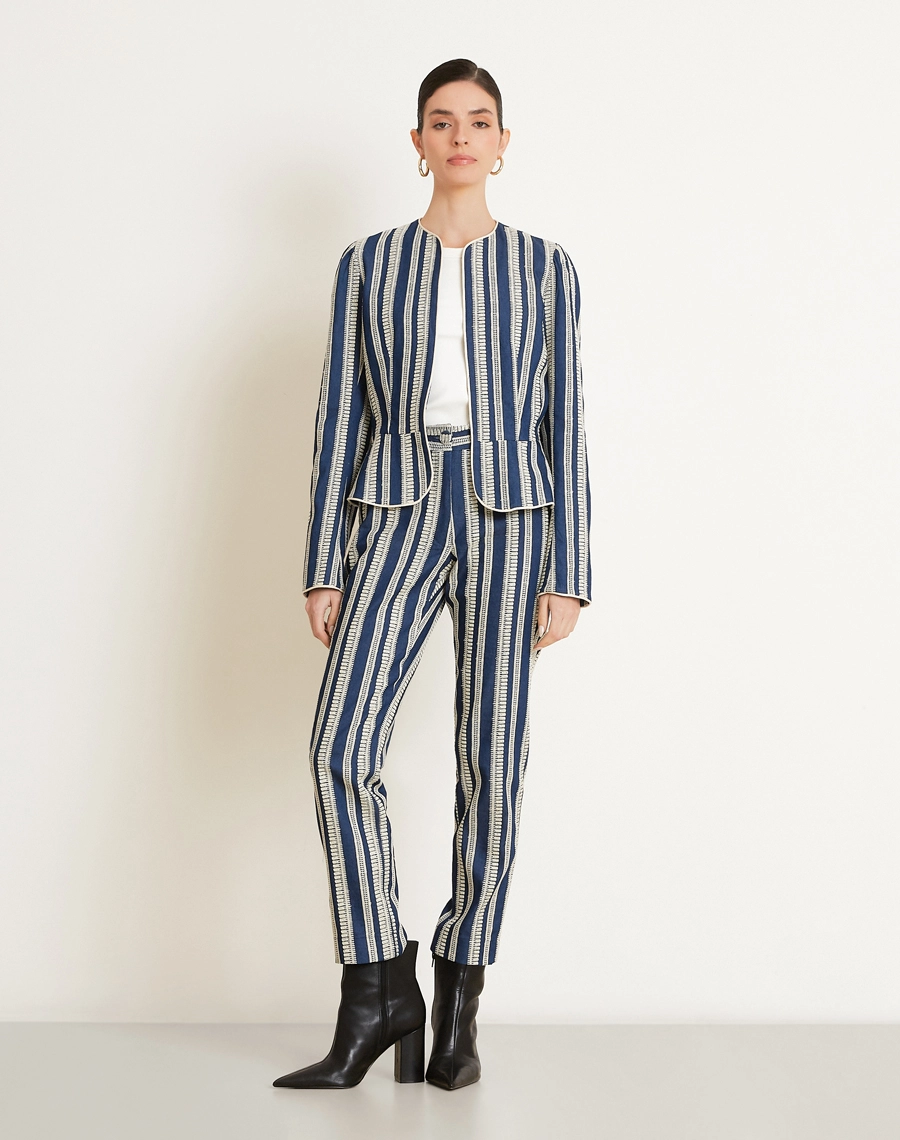 O Casaqueto Basque Maira é confeccionado em Jeans, tecido de estrutura firme, toque confortável e excelente durabilidade, ideal para composições que unem estilo e personalidade.
