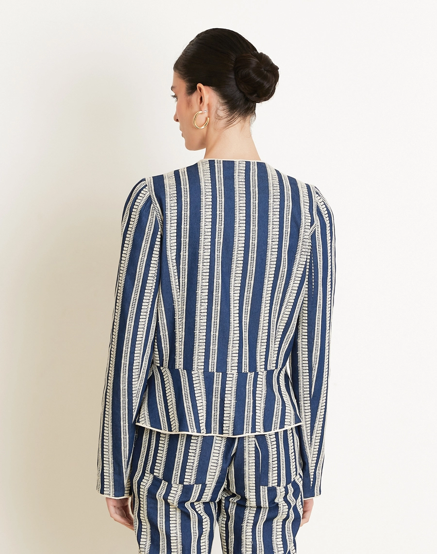 O Casaqueto Basque Maira é confeccionado em Jeans, tecido de estrutura firme, toque confortável e excelente durabilidade, ideal para composições que unem estilo e personalidade.