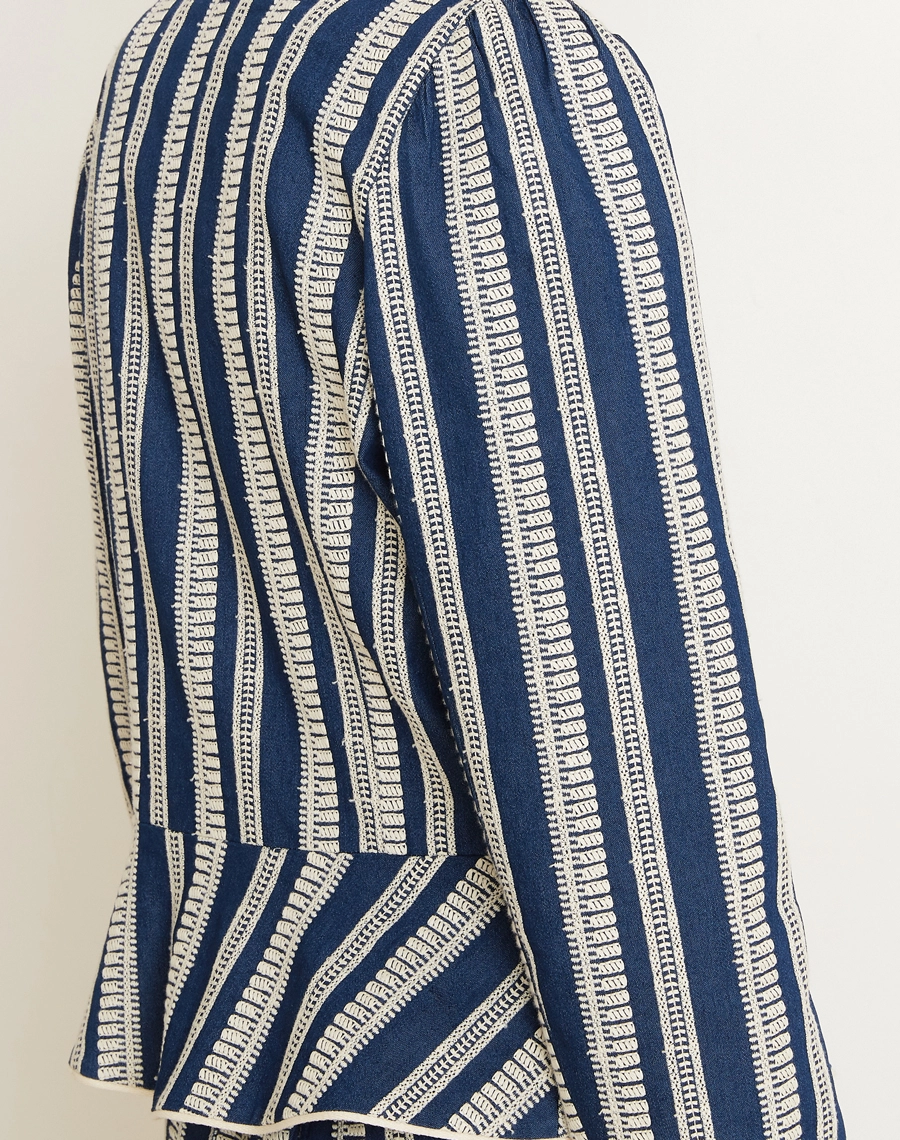 O Casaqueto Basque Maira é confeccionado em Jeans, tecido de estrutura firme, toque confortável e excelente durabilidade, ideal para composições que unem estilo e personalidade.
