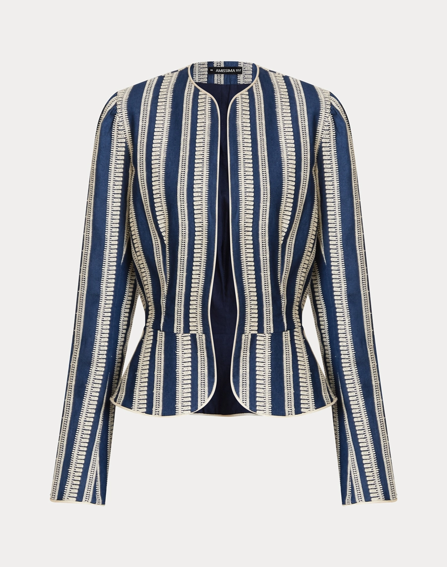 O Casaqueto Basque Maira é confeccionado em Jeans, tecido de estrutura firme, toque confortável e excelente durabilidade, ideal para composições que unem estilo e personalidade.