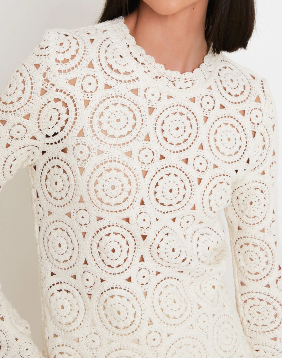 A Blusa Venice confeccionada em renda delicada, com desenhos vazados e textura rica que trazem um visual sofisticado e romântico à peça.