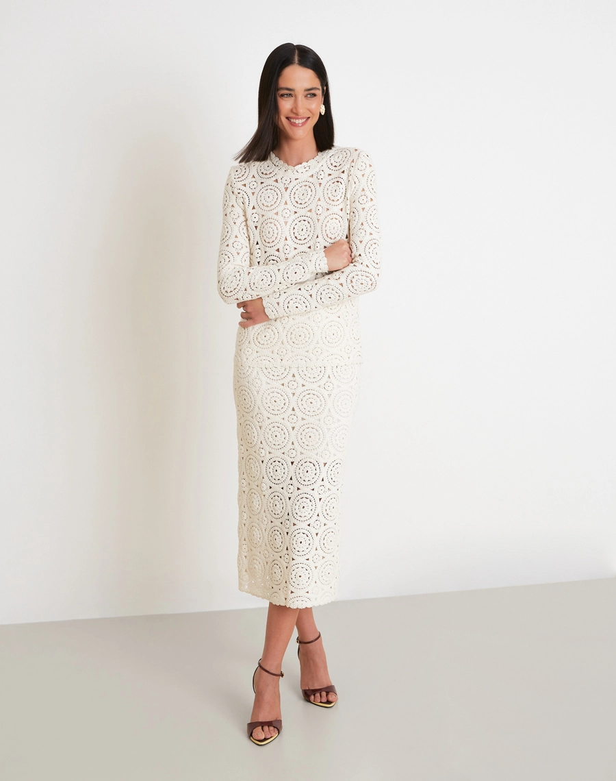 A Blusa Venice confeccionada em renda delicada, com desenhos vazados e textura rica que trazem um visual sofisticado e romântico à peça.