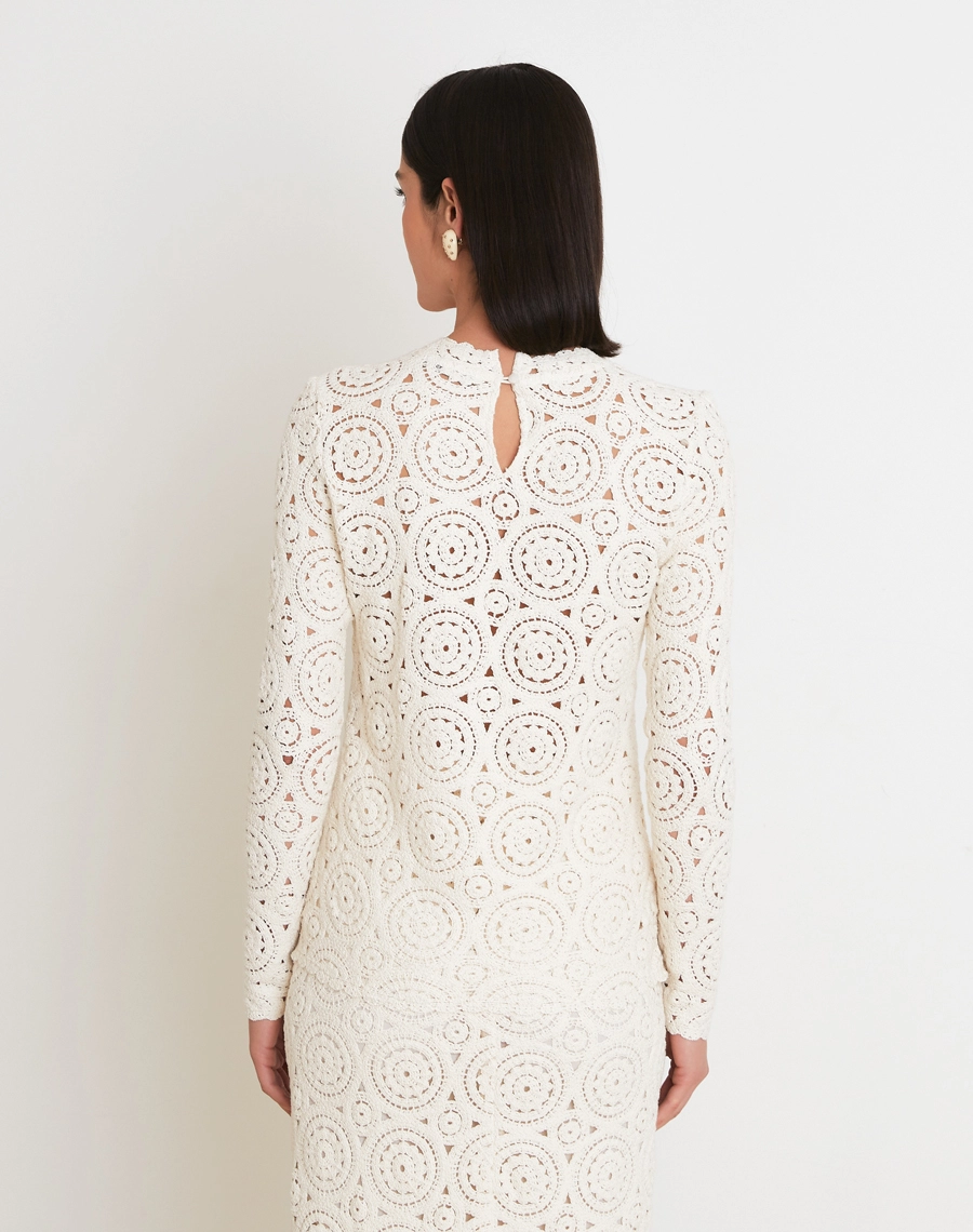 A Blusa Venice confeccionada em renda delicada, com desenhos vazados e textura rica que trazem um visual sofisticado e romântico à peça.