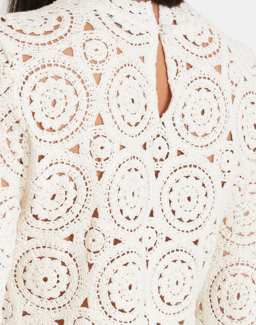 A Blusa Venice confeccionada em renda delicada, com desenhos vazados e textura rica que trazem um visual sofisticado e romântico à peça.