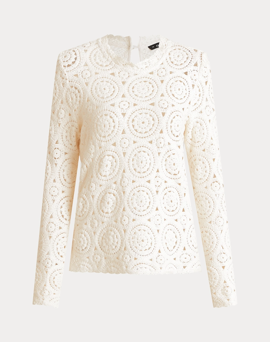 A Blusa Venice confeccionada em renda delicada, com desenhos vazados e textura rica que trazem um visual sofisticado e romântico à peça.