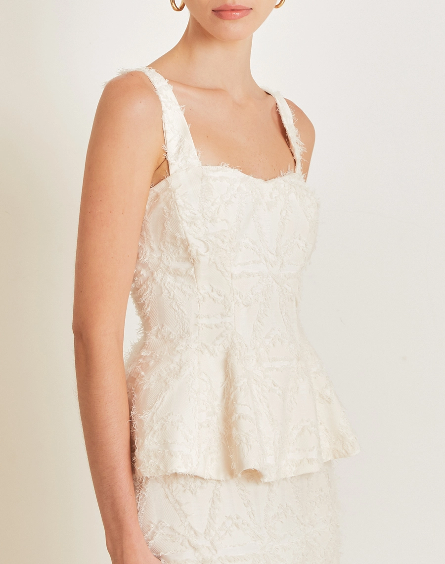O Top Talia é confeccionado em Jacquard, tecido com textura rica e relevo marcante, que traz sofisticação e um visual moderno à peça. 
