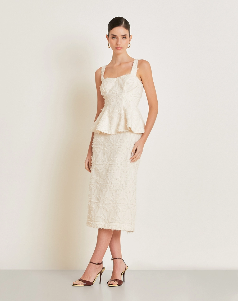 O Top Talia é confeccionado em Jacquard, tecido com textura rica e relevo marcante, que traz sofisticação e um visual moderno à peça. 