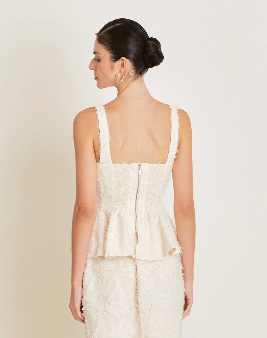 O Top Talia é confeccionado em Jacquard, tecido com textura rica e relevo marcante, que traz sofisticação e um visual moderno à peça. 