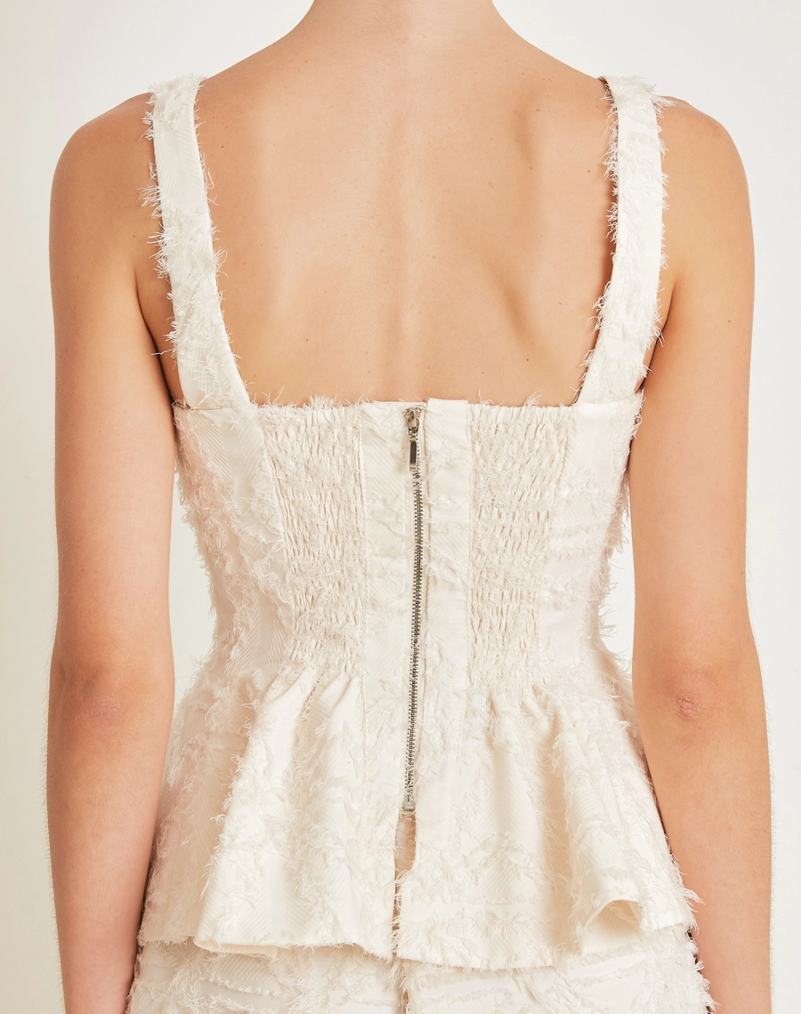 O Top Talia é confeccionado em Jacquard, tecido com textura rica e relevo marcante, que traz sofisticação e um visual moderno à peça. 