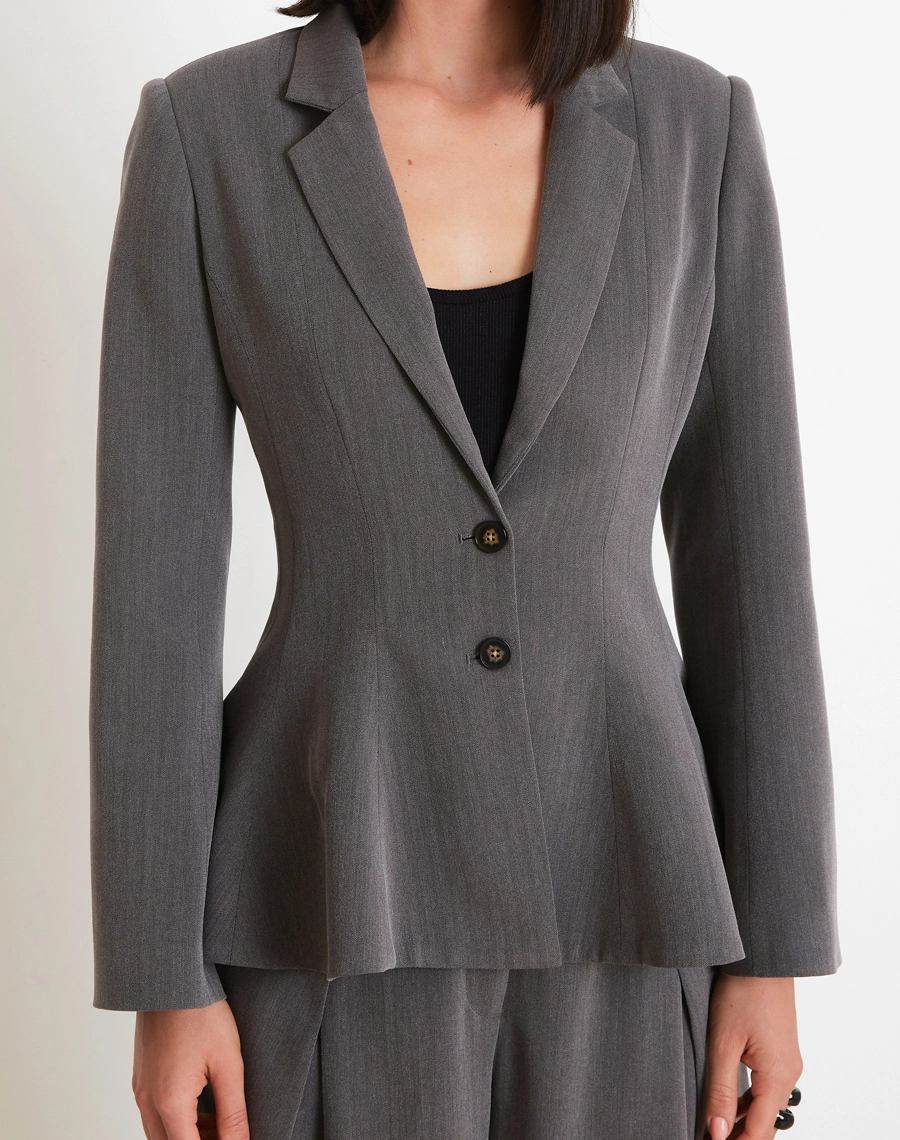 O Blazer Regina é confeccionado em Alfaiataria Chevron, tecido de estrutura firme e elegante, garantindo caimento impecável e acabamento sofisticado.