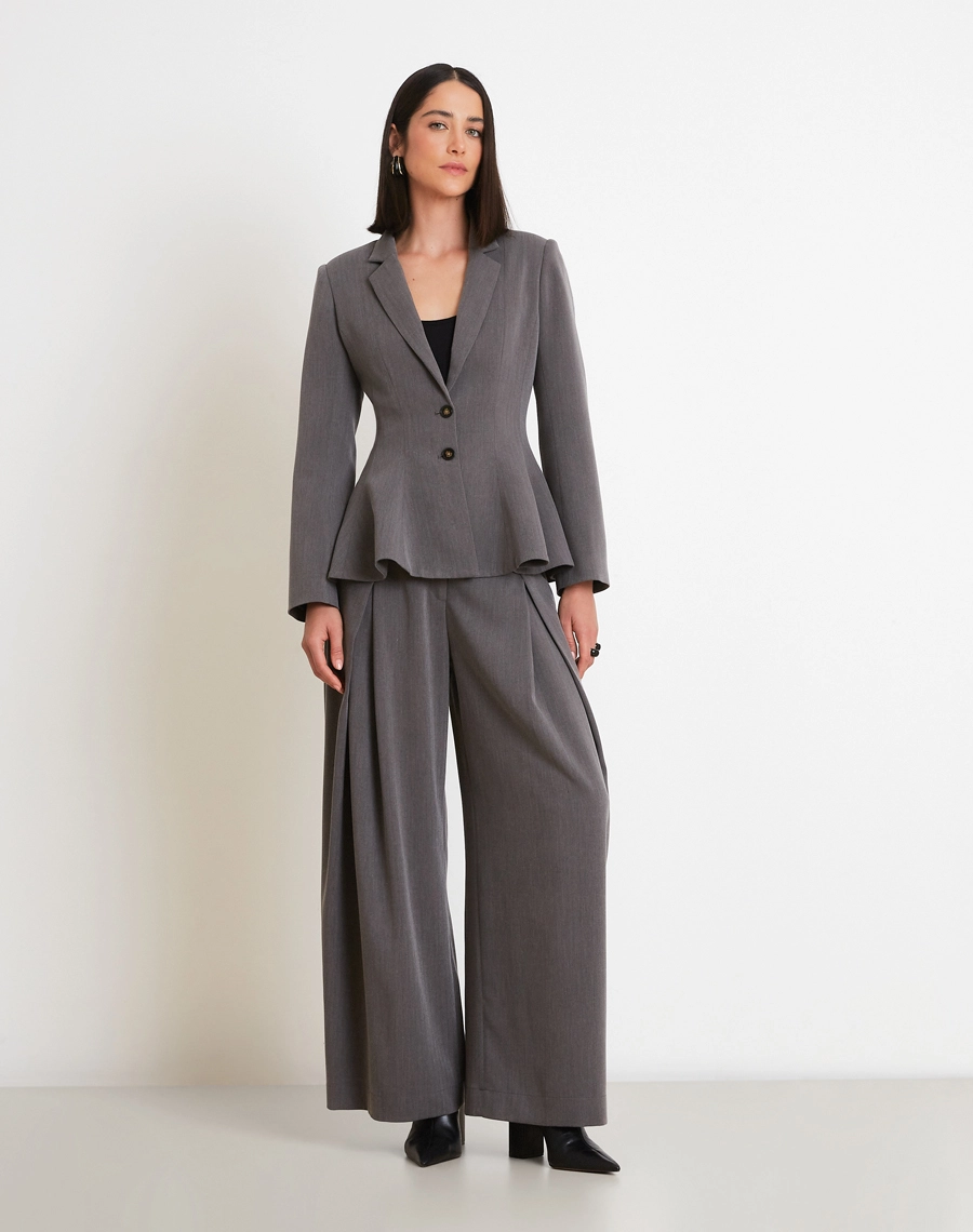 O Blazer Regina é confeccionado em Alfaiataria Chevron, tecido de estrutura firme e elegante, garantindo caimento impecável e acabamento sofisticado.