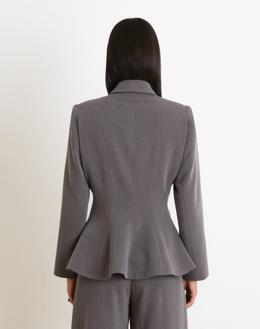 O Blazer Regina é confeccionado em Alfaiataria Chevron, tecido de estrutura firme e elegante, garantindo caimento impecável e acabamento sofisticado.