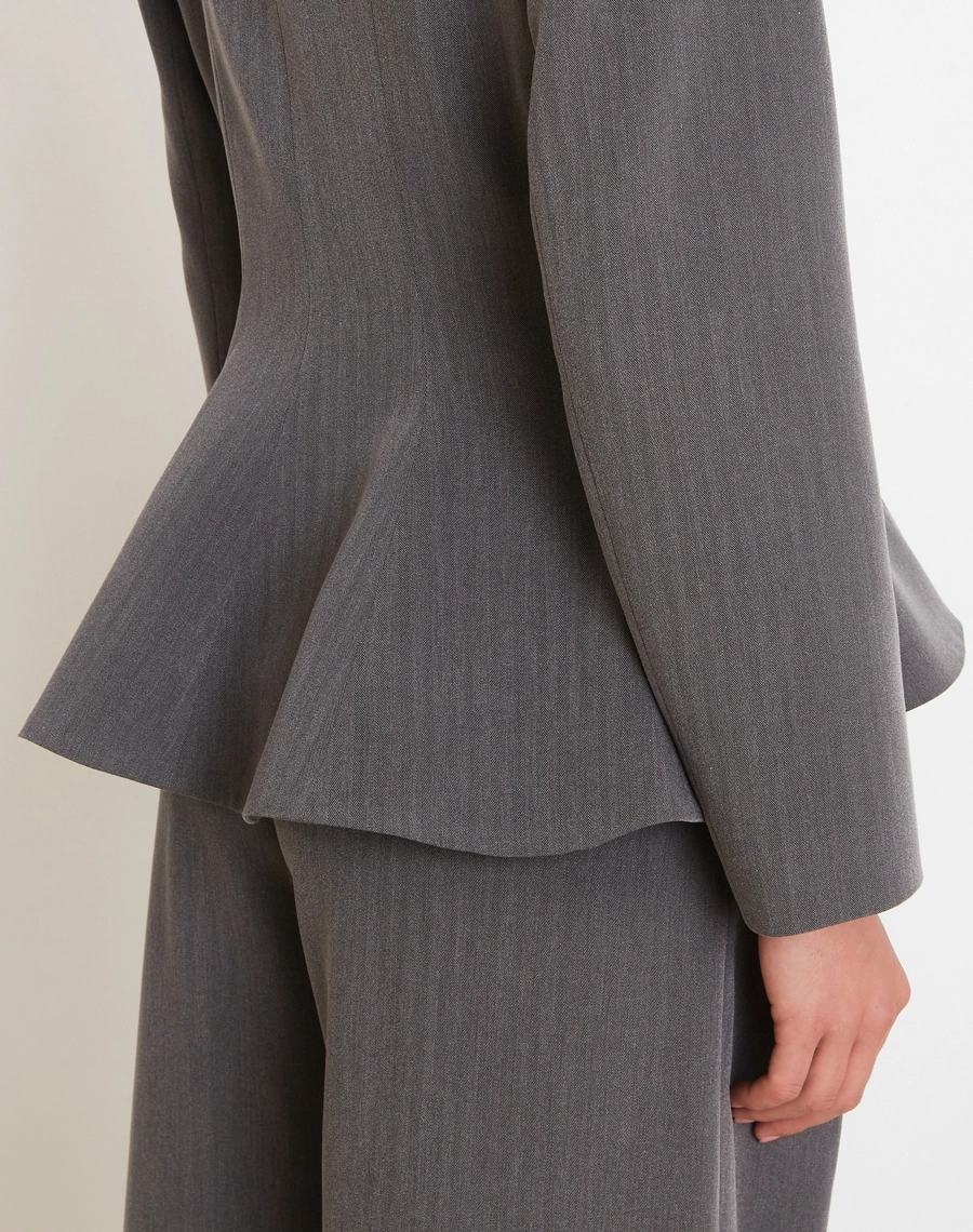 O Blazer Regina é confeccionado em Alfaiataria Chevron, tecido de estrutura firme e elegante, garantindo caimento impecável e acabamento sofisticado.