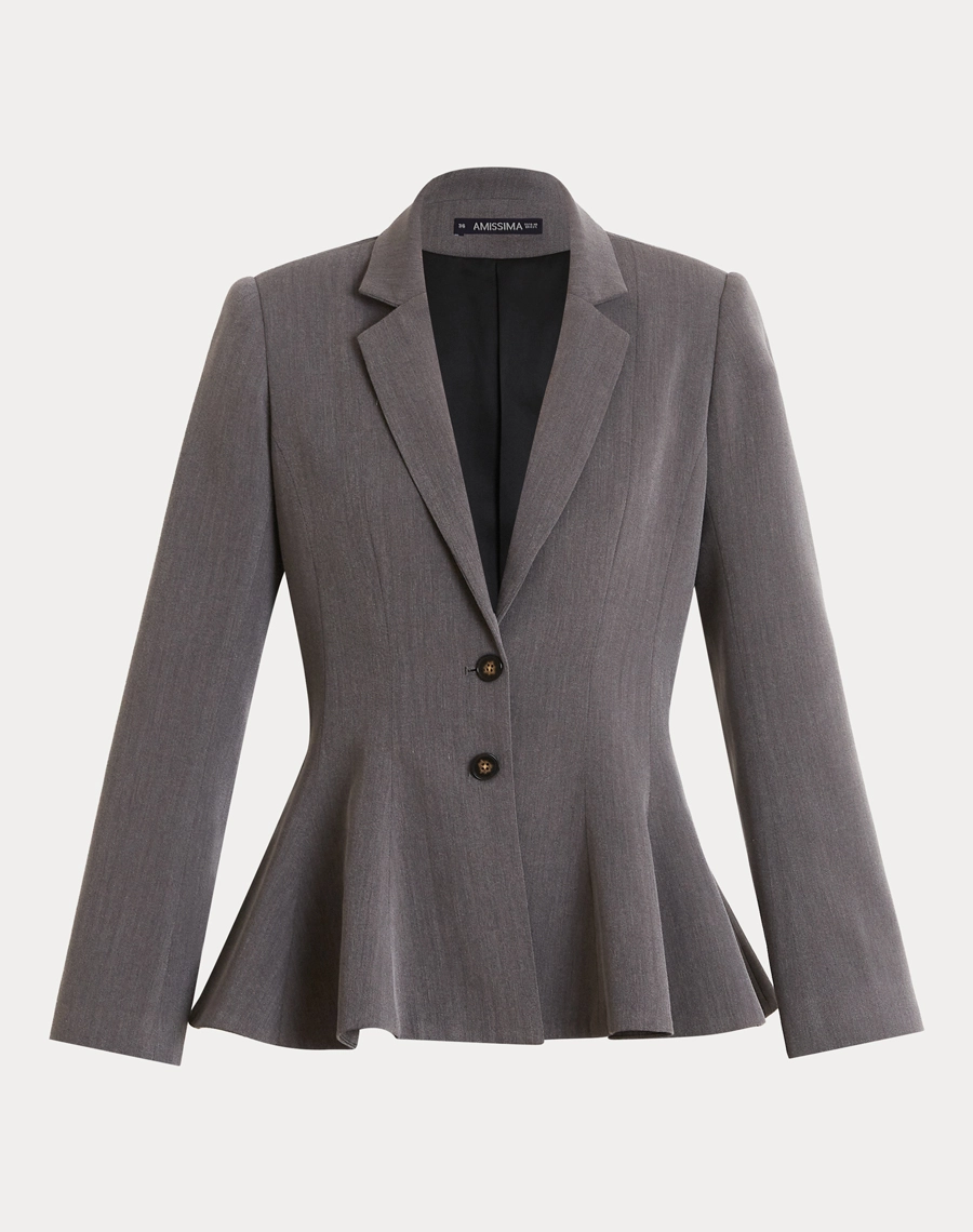 O Blazer Regina é confeccionado em Alfaiataria Chevron, tecido de estrutura firme e elegante, garantindo caimento impecável e acabamento sofisticado.