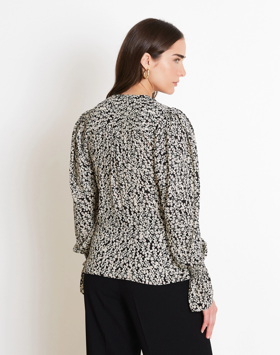 A Blusa Eliana é confeccionada em crepinho estampado, tecido leve e fluido que proporciona ótimo caimento e conforto no uso.