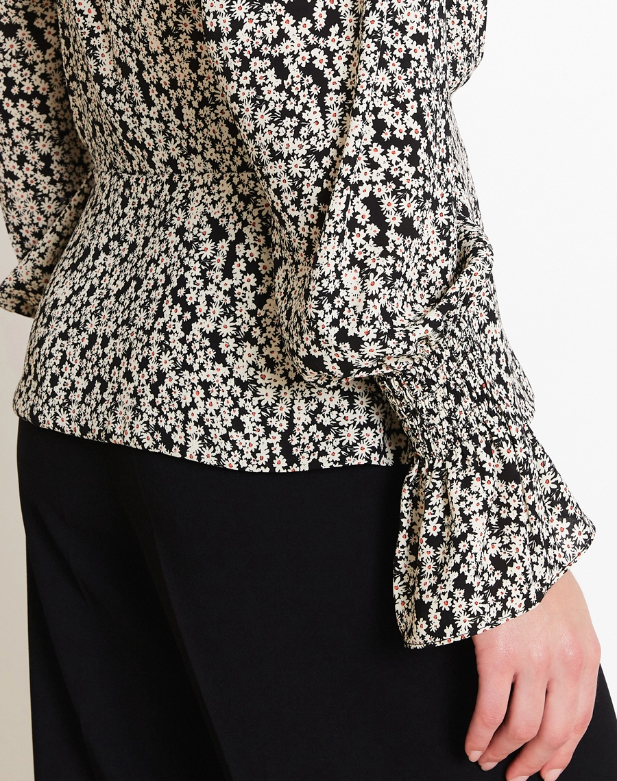 A Blusa Eliana é confeccionada em crepinho estampado, tecido leve e fluido que proporciona ótimo caimento e conforto no uso.