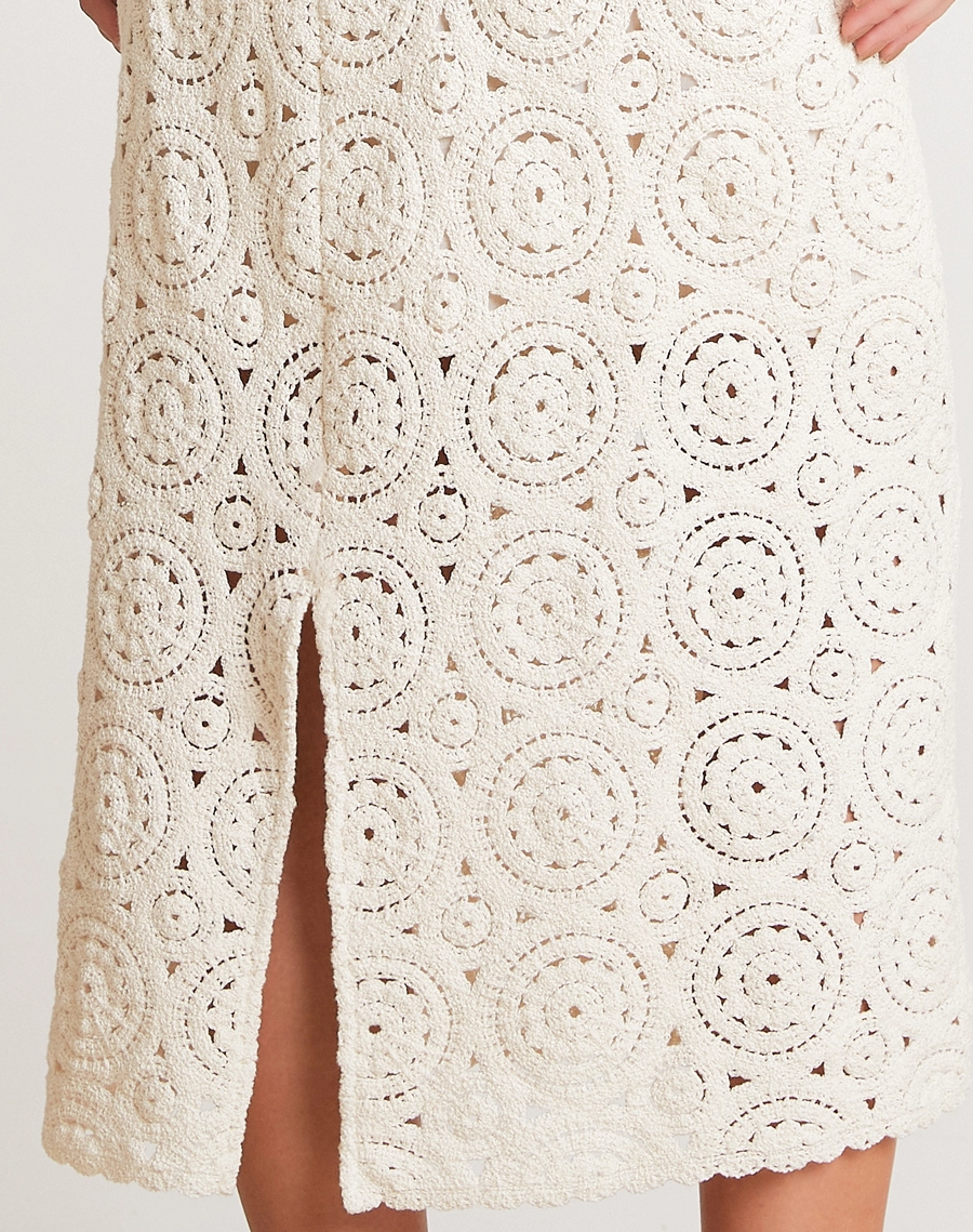 A Saia Midi Venice é confeccionada em renda, tecido de alta qualidade, com desenhos vazados e textura rica em detalhes que trazem sofisticação e delicadeza à peça.