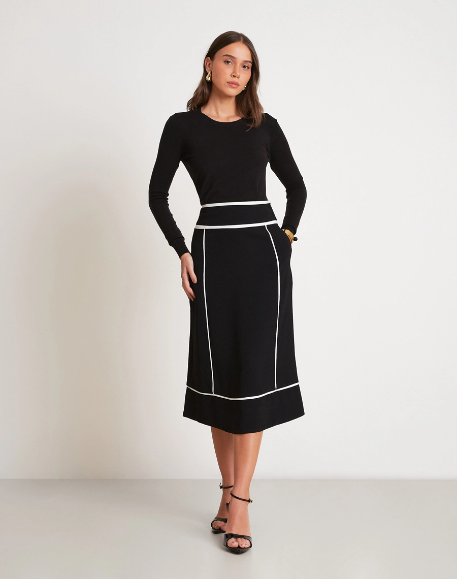 A Saia Midi Melissa é confeccionada em Crepe Zara, tecido de toque macio e levemente texturizado, com caimento fluido e elegante. 