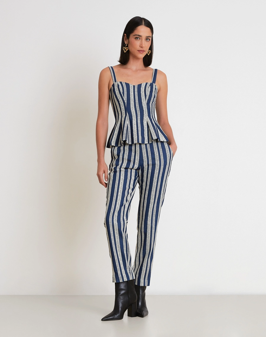 O Top Maira é confeccionado em Jeans bordado de alta qualidade, com textura marcante e detalhes em relevo que destacam o desenho e trazem um toque sofisticado à peça. 