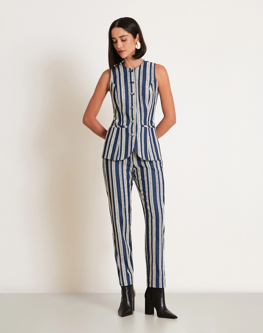 O Colete Maira confeccionado em Jeans com textura rica e detalhes em relevo que destacam as listras, trazendo um visual moderno e sofisticado.