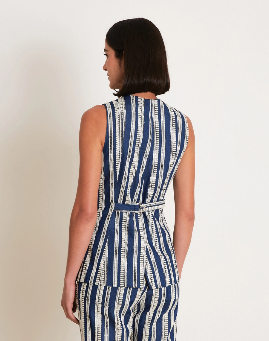 O Colete Maira confeccionado em Jeans com textura rica e detalhes em relevo que destacam as listras, trazendo um visual moderno e sofisticado.