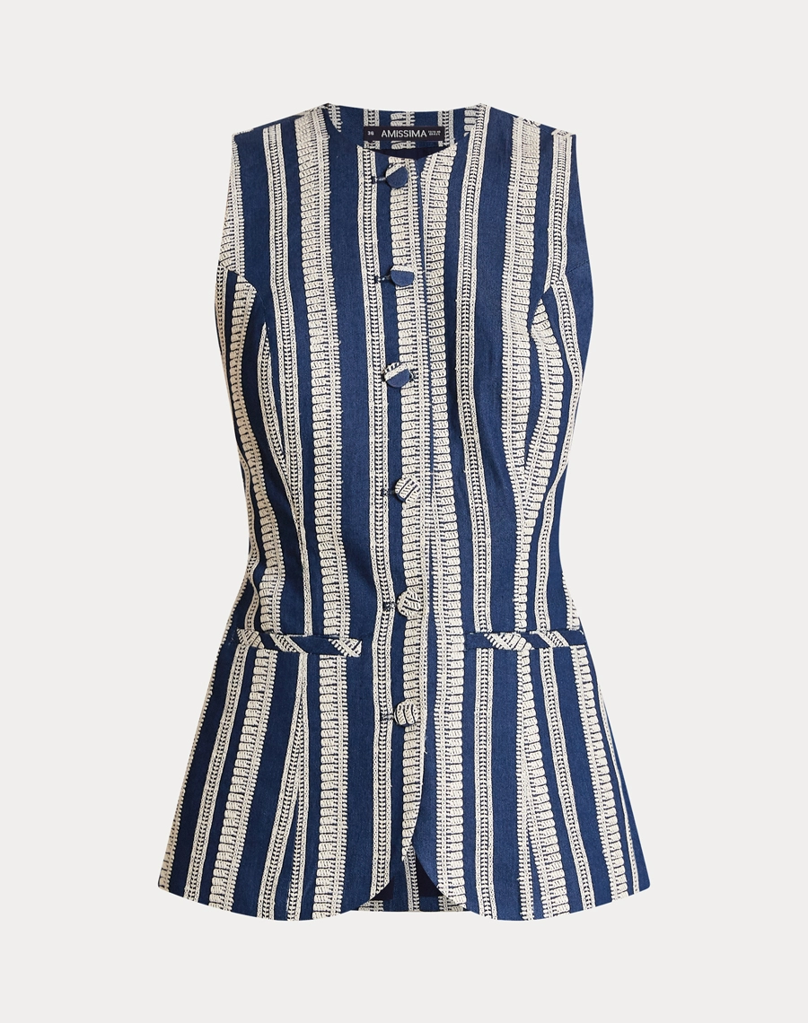 O Colete Maira confeccionado em Jeans com textura rica e detalhes em relevo que destacam as listras, trazendo um visual moderno e sofisticado.