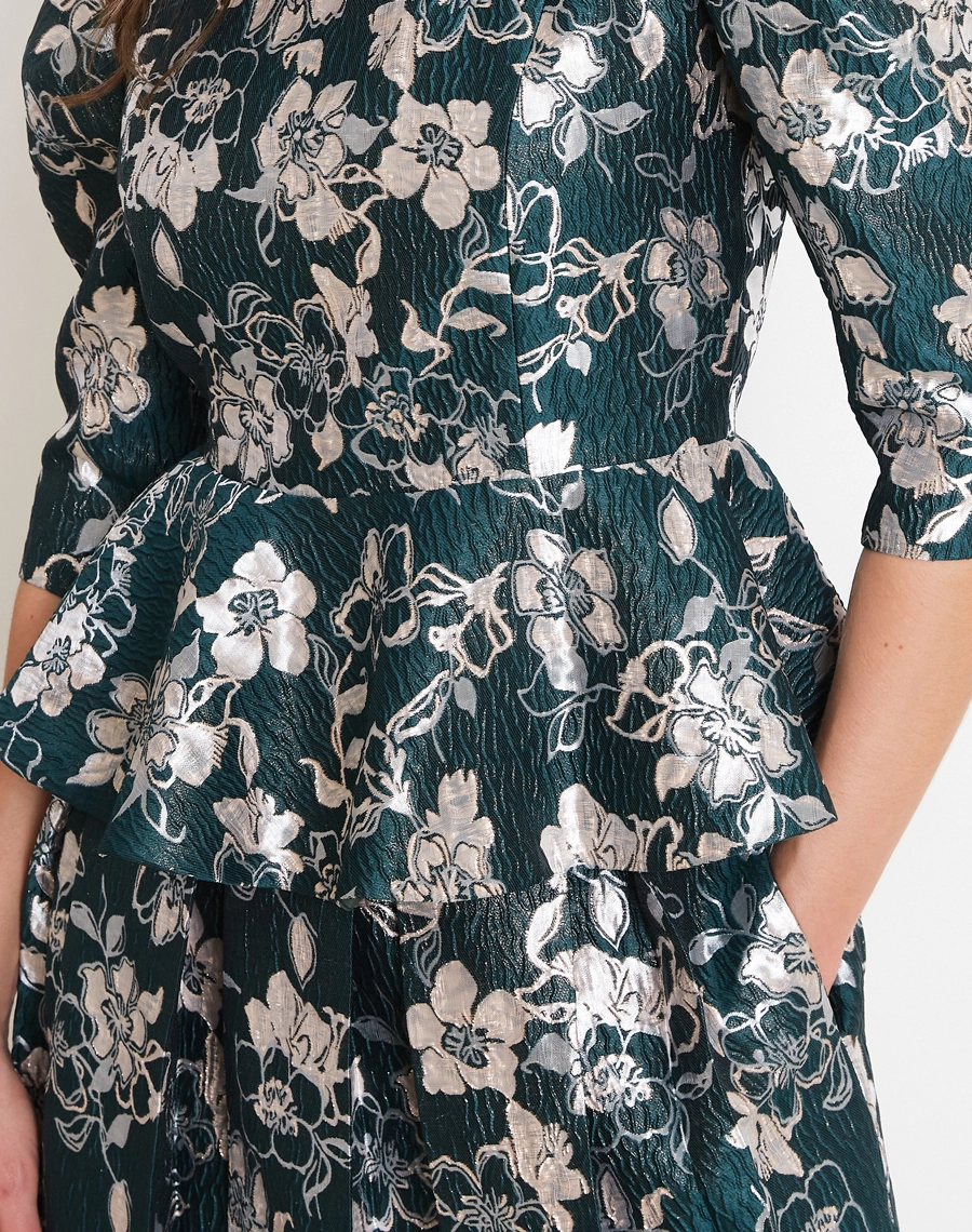 A Blusa Rayane é confeccionada em Jacquard, tecido em floral com relevo marcante e leve brilho, que valoriza os detalhes e traz um visual sofisticado e elegante.