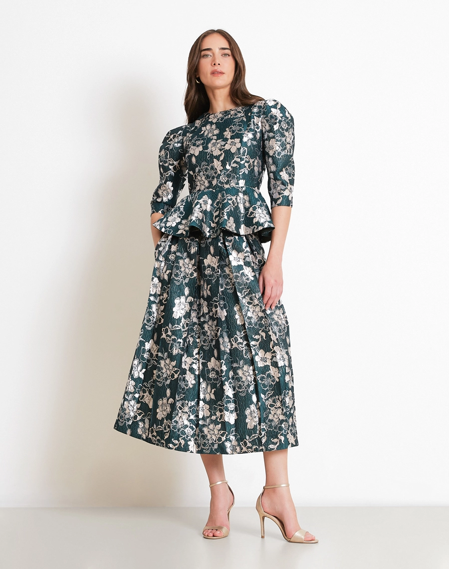 A Blusa Rayane é confeccionada em Jacquard, tecido em floral com relevo marcante e leve brilho, que valoriza os detalhes e traz um visual sofisticado e elegante.