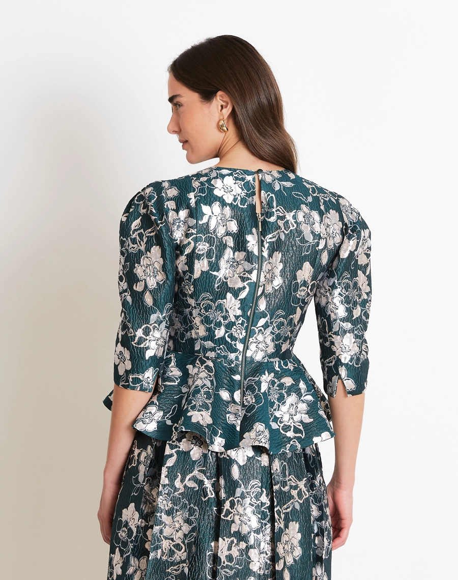 A Blusa Rayane é confeccionada em Jacquard, tecido em floral com relevo marcante e leve brilho, que valoriza os detalhes e traz um visual sofisticado e elegante.