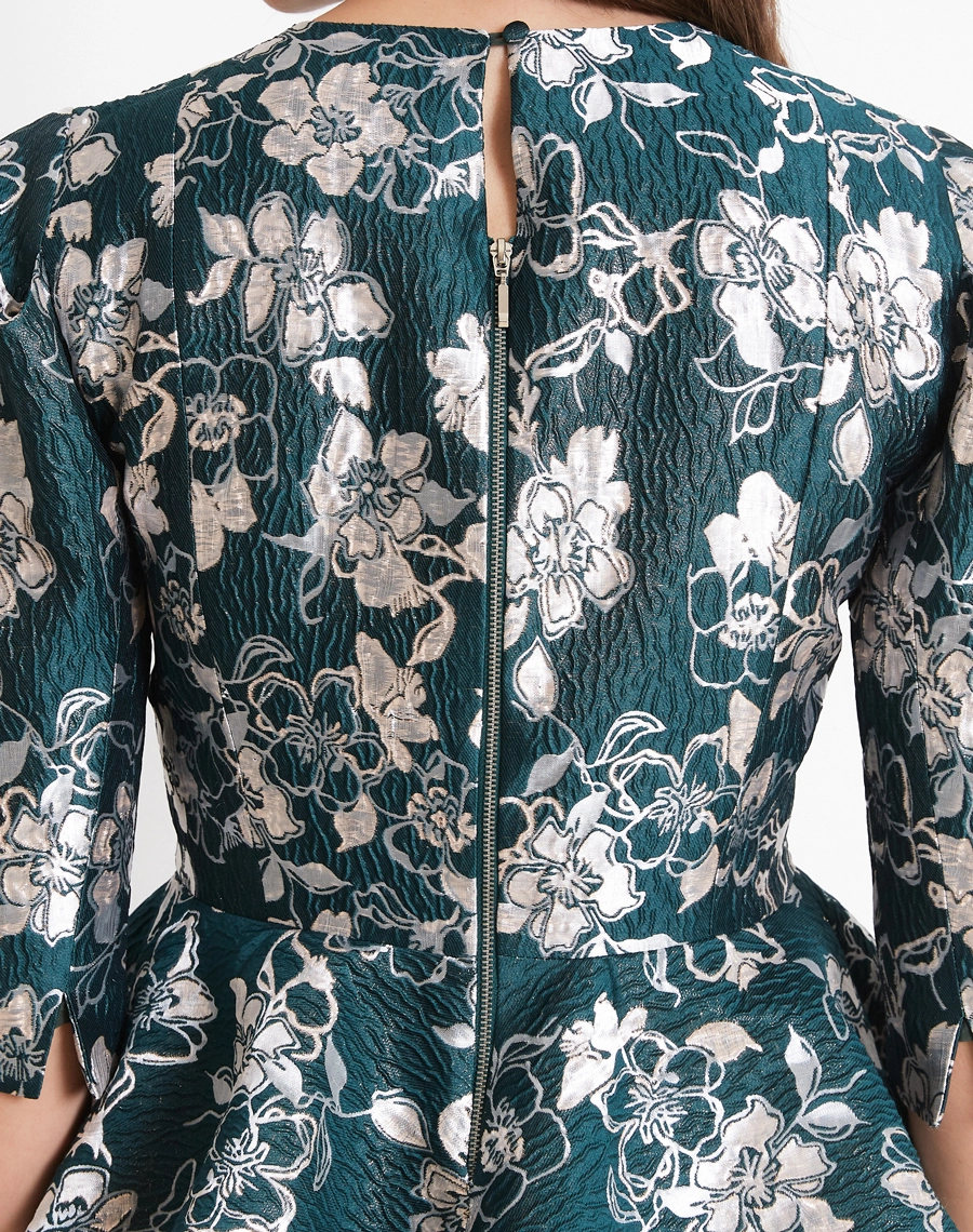 A Blusa Rayane é confeccionada em Jacquard, tecido em floral com relevo marcante e leve brilho, que valoriza os detalhes e traz um visual sofisticado e elegante.