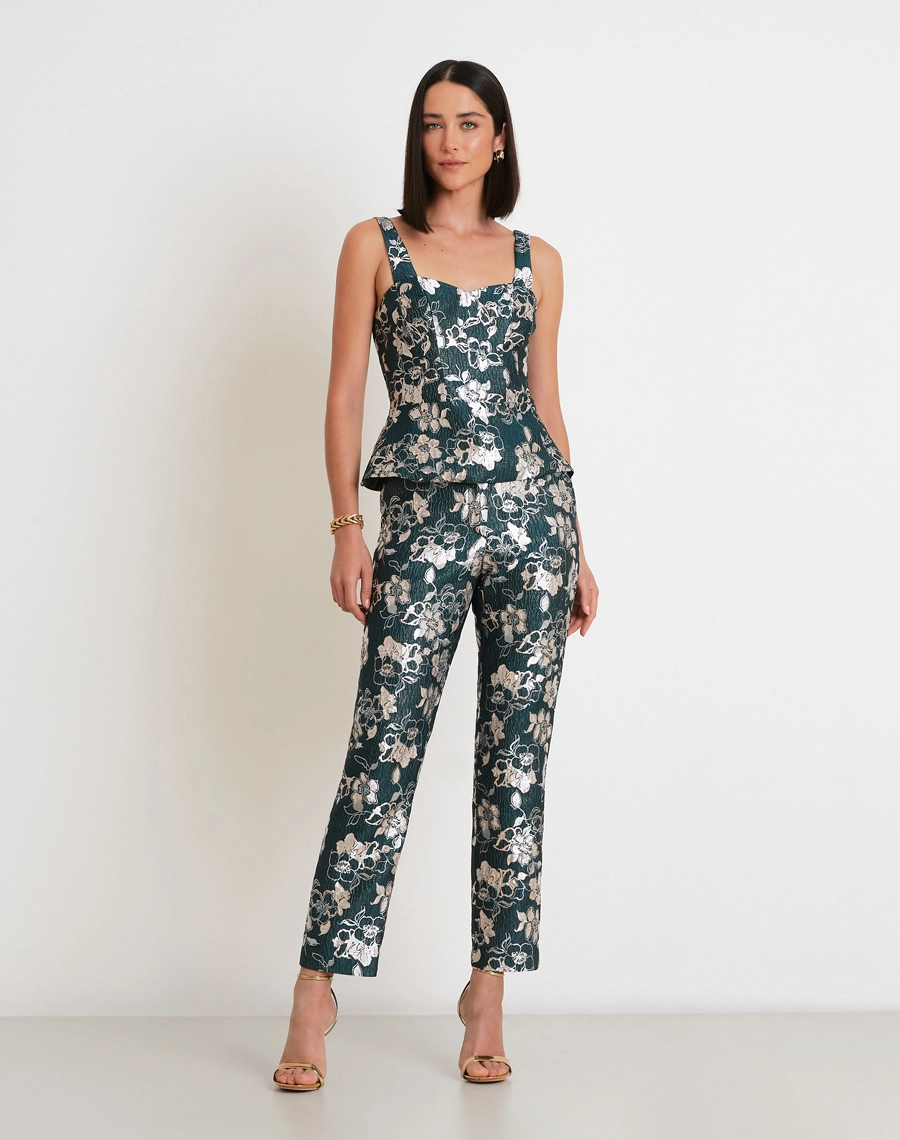 O Top Rayane é confeccionado em Jacquard floral de alta qualidade, com desenhos em relevo e leve brilho que valorizam ainda mais a peça.