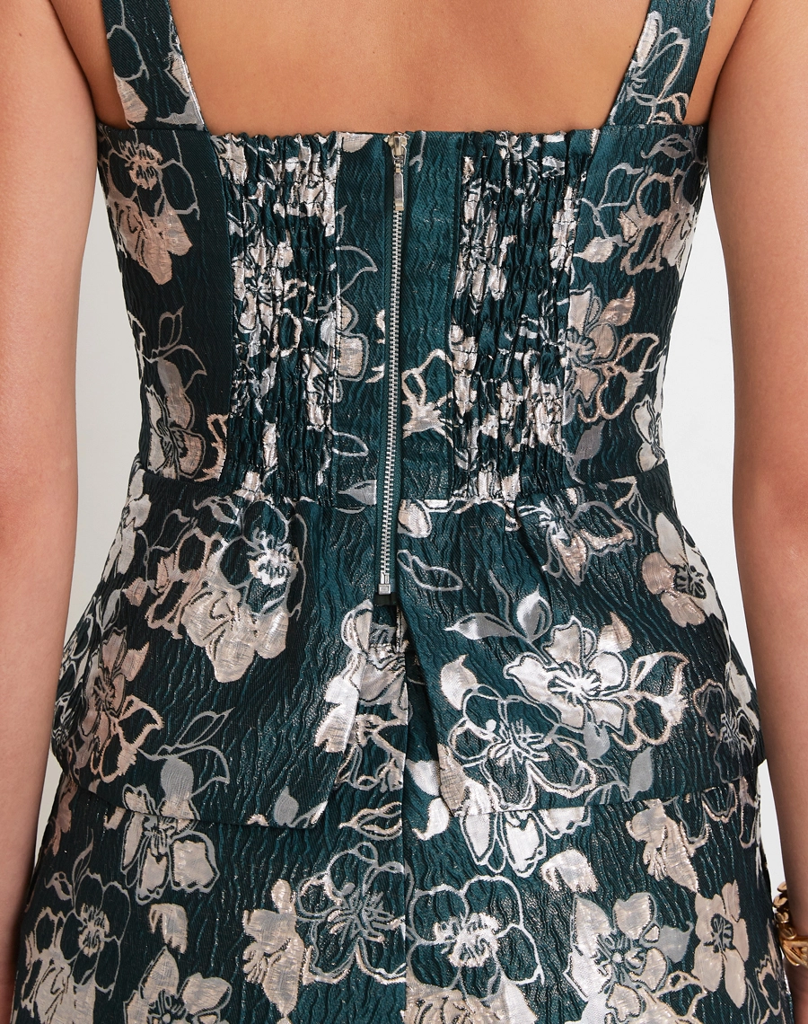O Top Rayane é confeccionado em Jacquard floral de alta qualidade, com desenhos em relevo e leve brilho que valorizam ainda mais a peça.