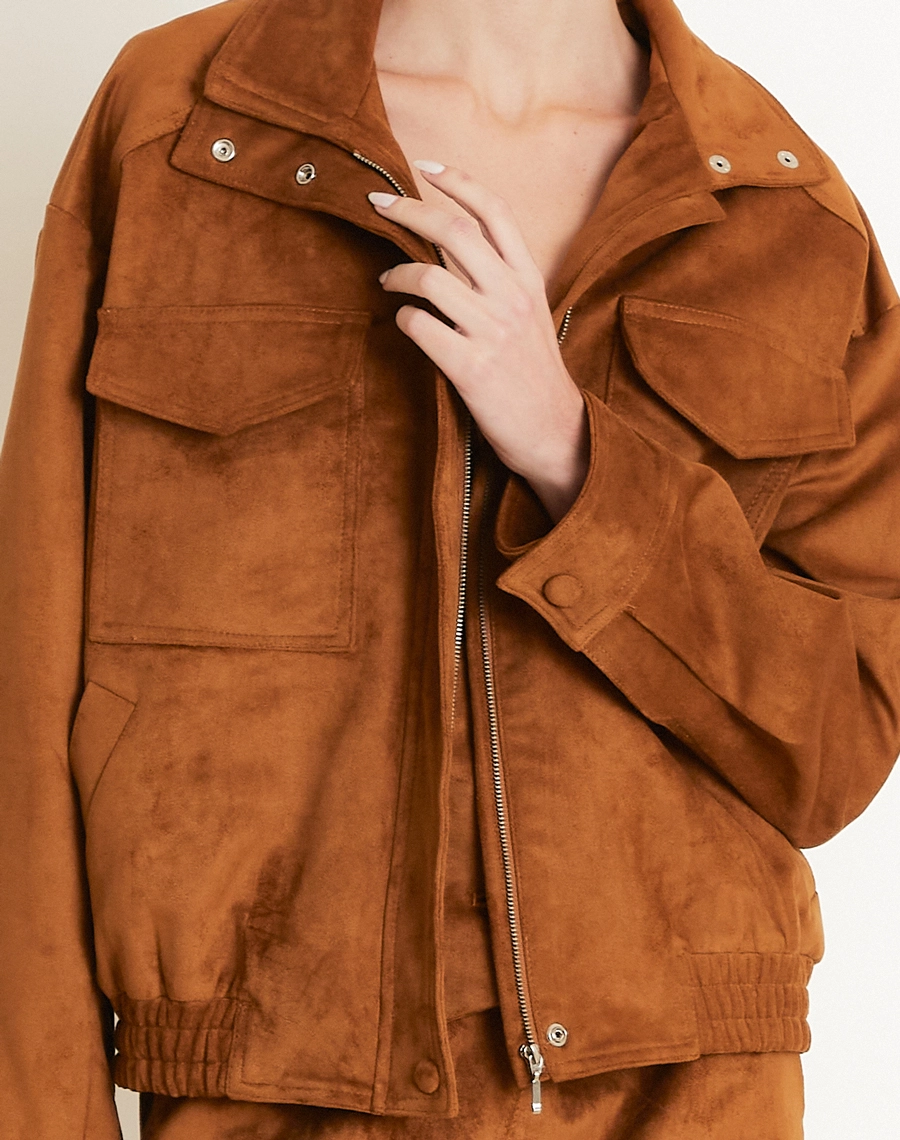 A Jaqueta Bomber Dakota é confeccionada em Suede, tecido com toque aveludado e macio, trazendo um visual sofisticado e moderno.