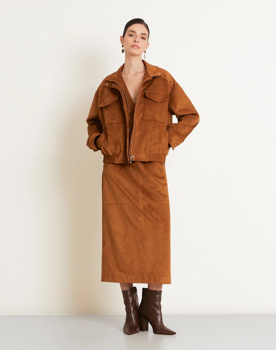 A Jaqueta Bomber Dakota é confeccionada em Suede, tecido com toque aveludado e macio, trazendo um visual sofisticado e moderno.