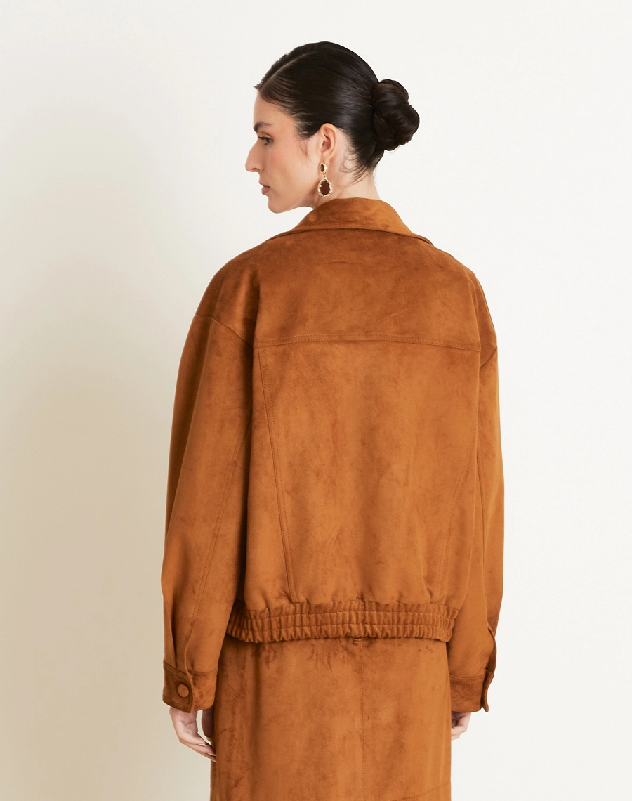 A Jaqueta Bomber Dakota é confeccionada em Suede, tecido com toque aveludado e macio, trazendo um visual sofisticado e moderno.