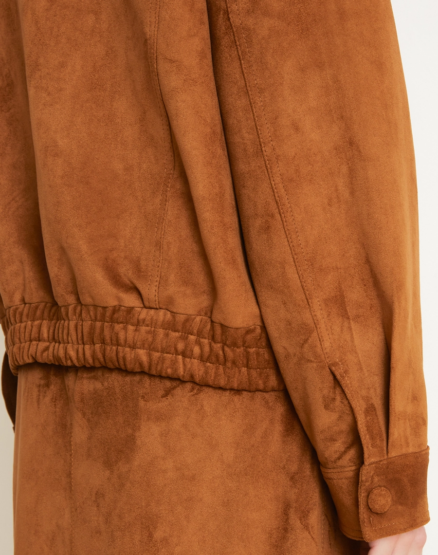 A Jaqueta Bomber Dakota é confeccionada em Suede, tecido com toque aveludado e macio, trazendo um visual sofisticado e moderno.