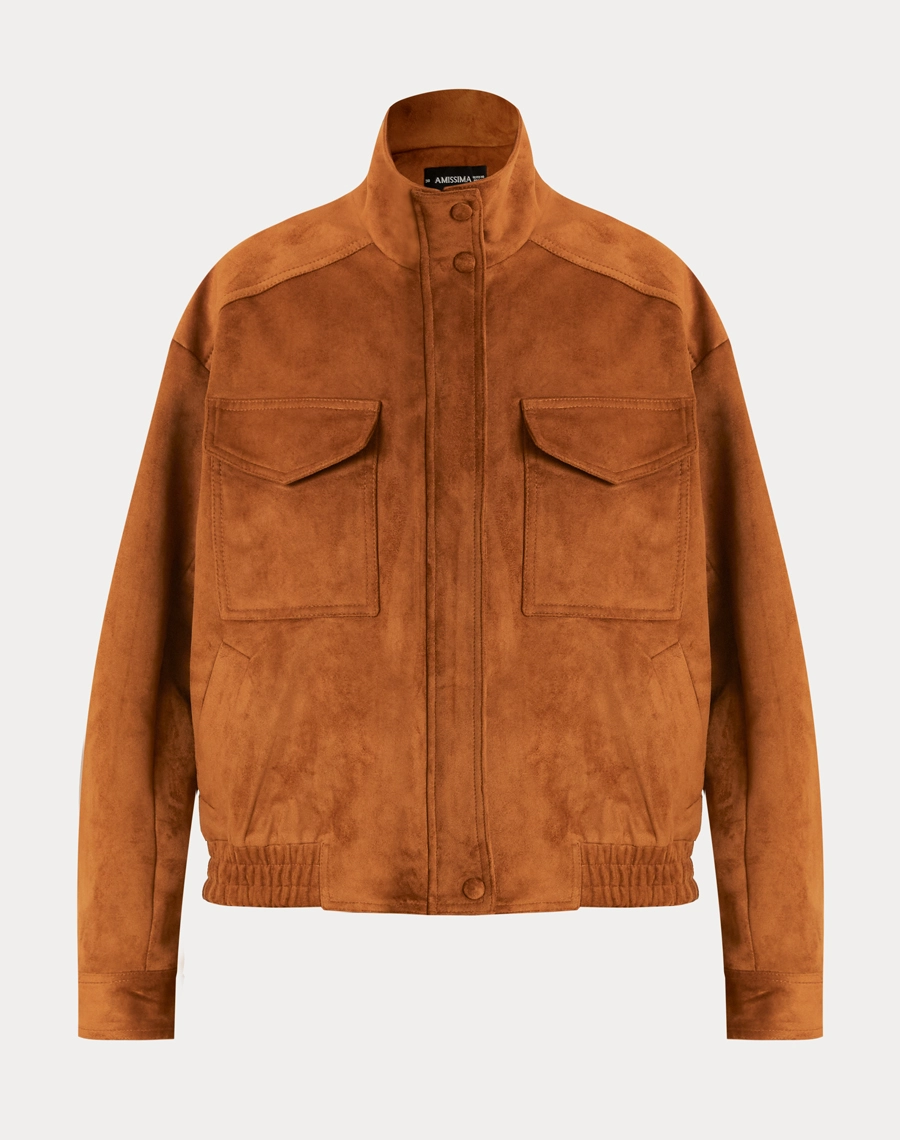 A Jaqueta Bomber Dakota é confeccionada em Suede, tecido com toque aveludado e macio, trazendo um visual sofisticado e moderno.
