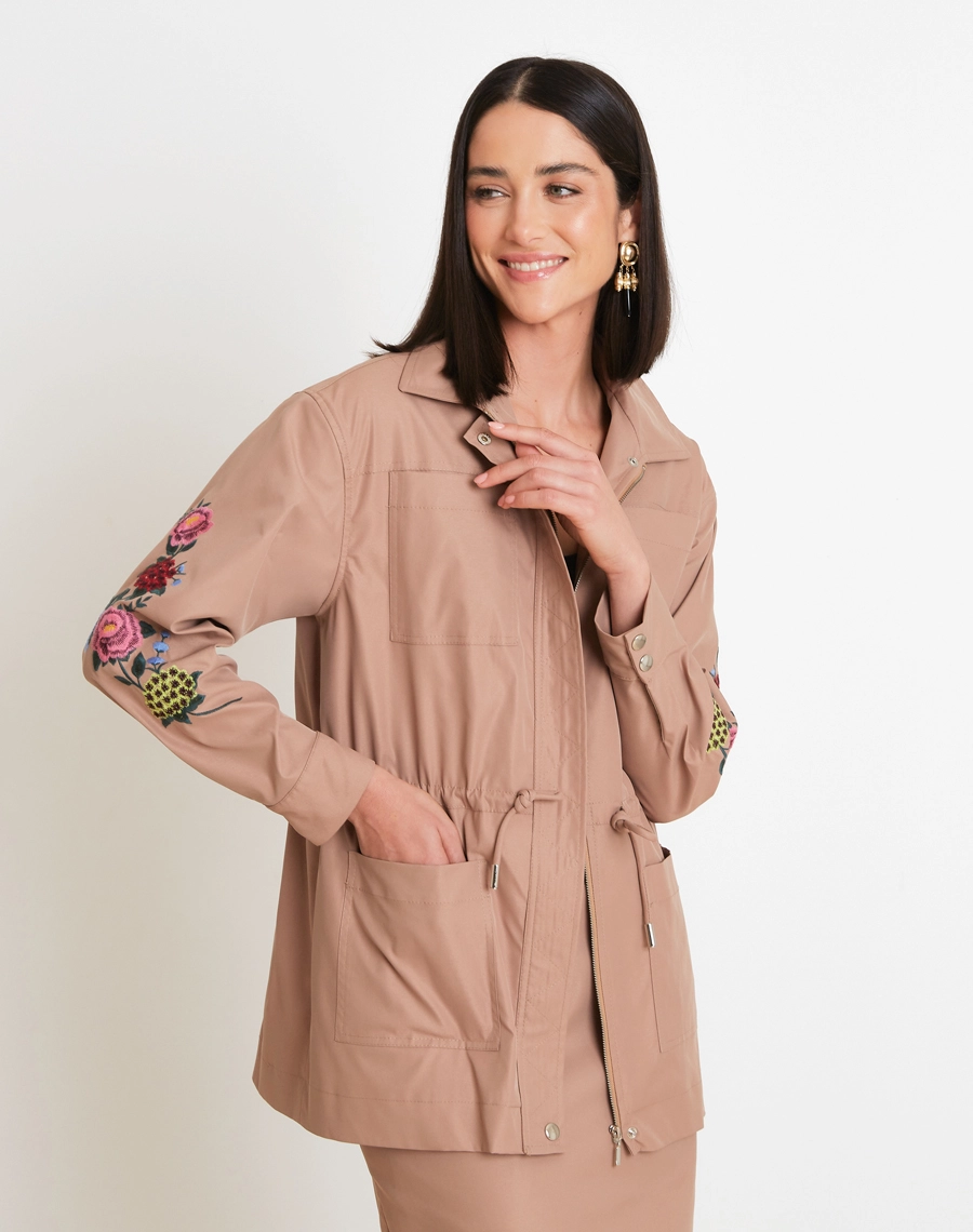 A Parka Gabriela é confeccionada em Sarja Paper, tecido de toque leve e levemente encorpado, com aspecto moderno e textura suave que garante conforto e durabilidade. 