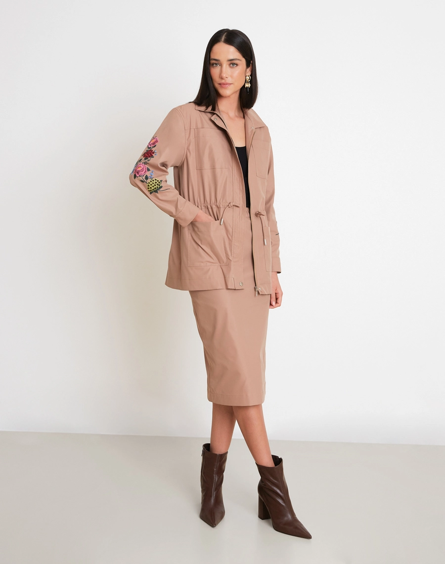 A Parka Gabriela é confeccionada em Sarja Paper, tecido de toque leve e levemente encorpado, com aspecto moderno e textura suave que garante conforto e durabilidade. 