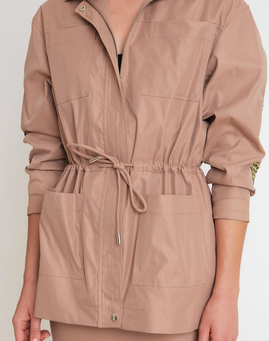 A Parka Gabriela é confeccionada em Sarja Paper, tecido de toque leve e levemente encorpado, com aspecto moderno e textura suave que garante conforto e durabilidade. 
