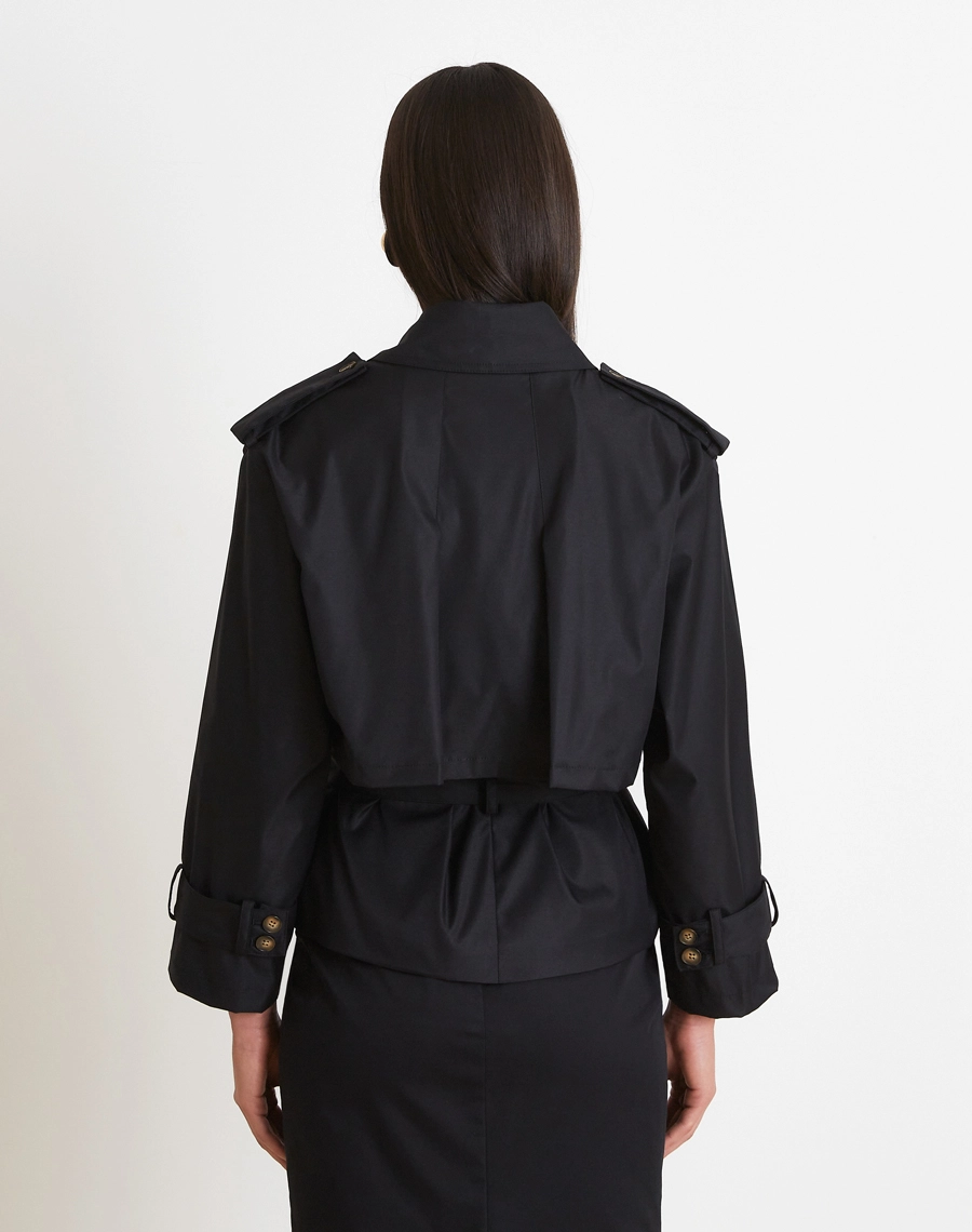 Parka Melody confeccionada em Sarja Paper, tecido com toque leve que traz um visual moderno e despojado.