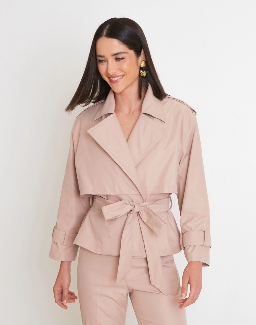 Parka Melody confeccionada em Sarja Paper, tecido com toque leve que traz um visual moderno e despojado.