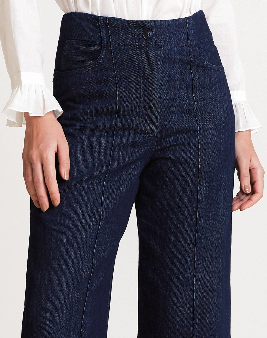 A Calça Meire confeccionada em Jeans com toque macio e estrutura firme, que garante durabilidade sem abrir mão do conforto.