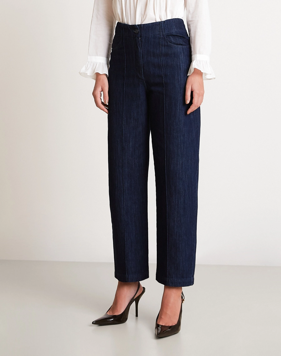 A Calça Meire confeccionada em Jeans com toque macio e estrutura firme, que garante durabilidade sem abrir mão do conforto.