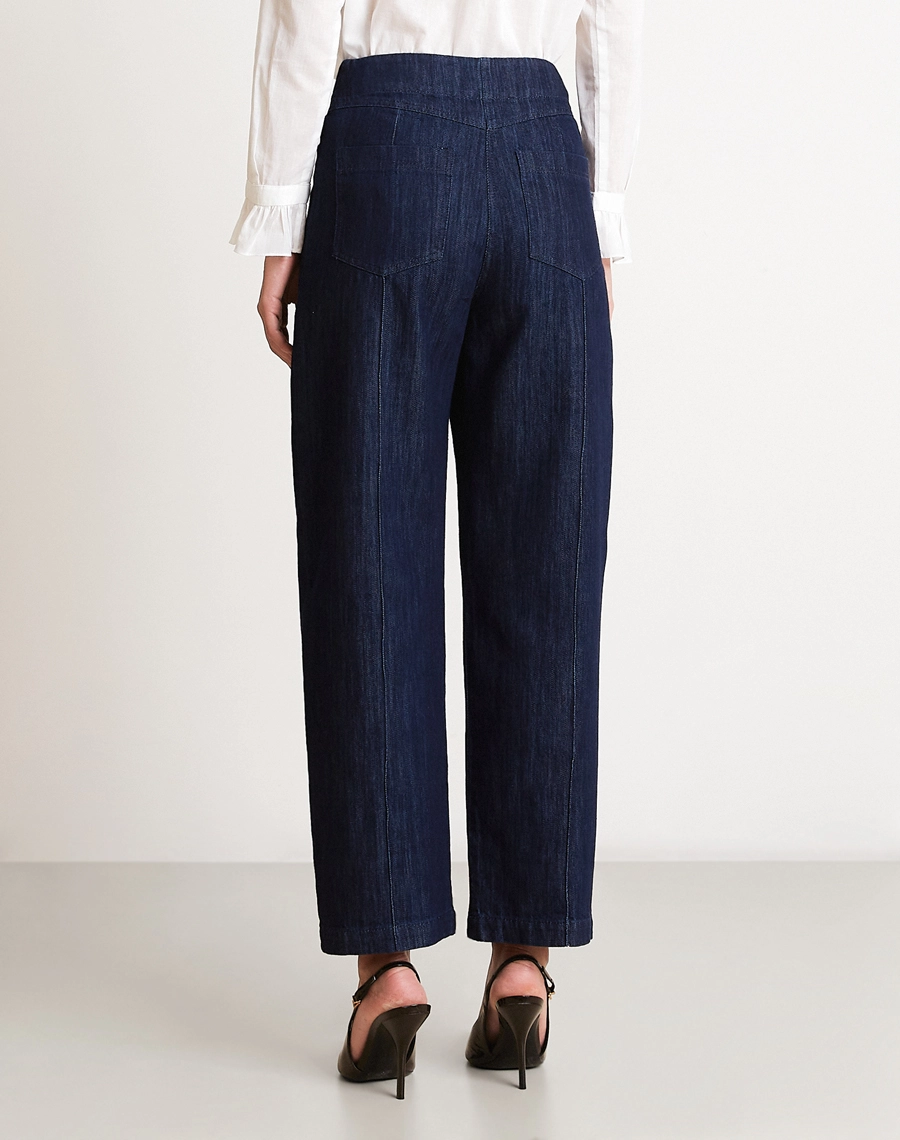 A Calça Meire confeccionada em Jeans com toque macio e estrutura firme, que garante durabilidade sem abrir mão do conforto.