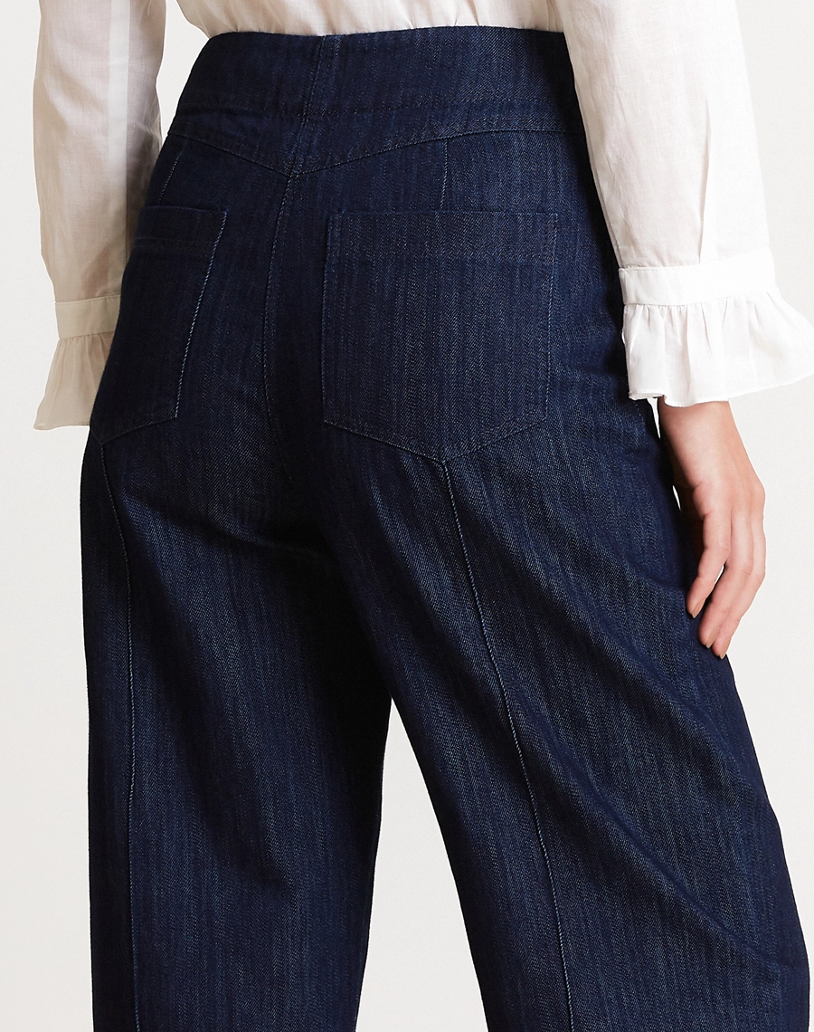 A Calça Meire confeccionada em Jeans com toque macio e estrutura firme, que garante durabilidade sem abrir mão do conforto.