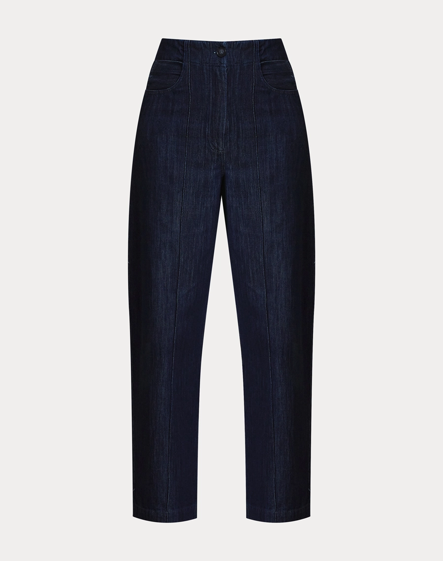 A Calça Meire confeccionada em Jeans com toque macio e estrutura firme, que garante durabilidade sem abrir mão do conforto.