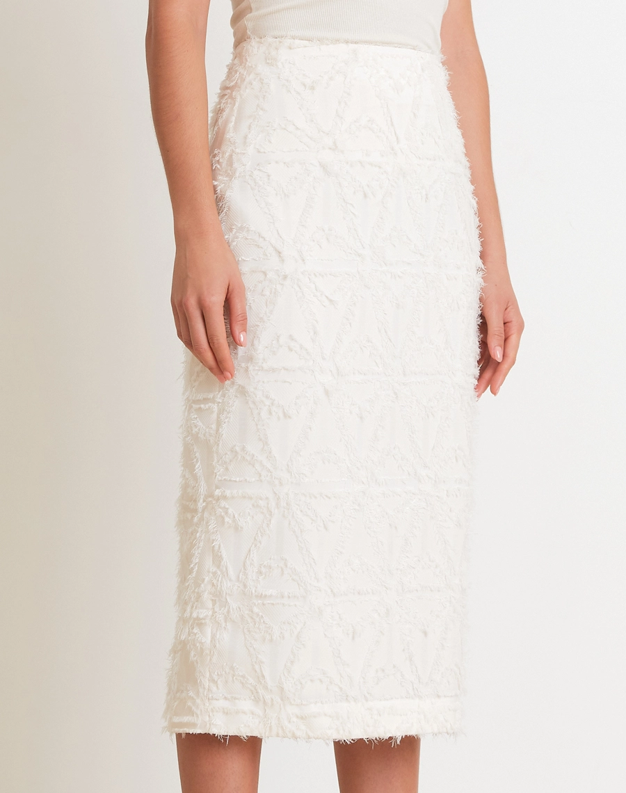 A Saia Midi Clarisse confeccionada em Jacquard,  tecido de aspecto texturizado que valoriza o visual, trazendo elegância atemporal e versatilidade para diferentes ocasiões.